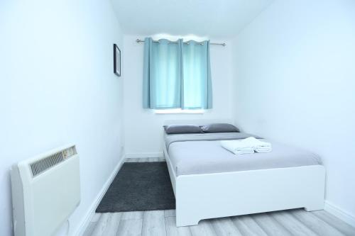 Katil atau katil-katil dalam bilik di Modern 2 Bedroom Flat, with Free Parking, and WIFI