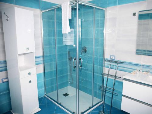 La salle de bains est pourvue d'une douche et d'un lavabo. dans l'établissement CapriOnda, à Capri