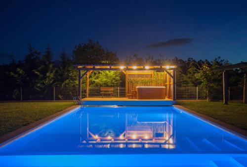una piscina por la noche con cenador en Quinta do Caminho, AL, en Valença