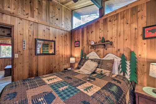 Cama ou camas em um quarto em Quiet Retreat with Hot Tub - 16 Miles to Ski Apache!