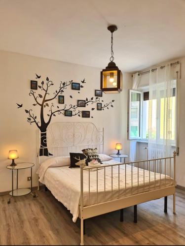 レッコにあるSanto Stefanoのベッドルーム1室(木の壁にベッド1台付)