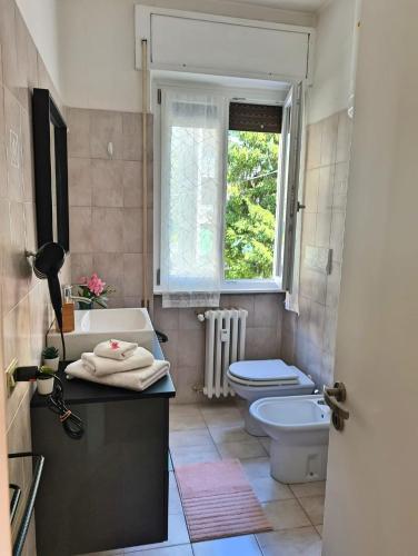 レッコにあるSanto Stefanoのバスルーム(トイレ、洗面台付)、窓が備わります。
