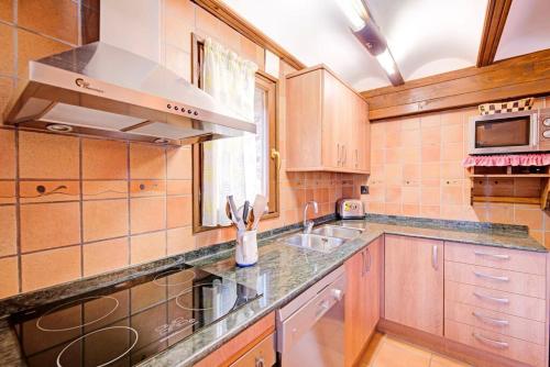 Kuchyň nebo kuchyňský kout v ubytování Comfortable apartment in Ardanué - 55 m² - Parking available