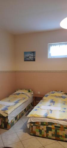 Кровать или кровати в номере Kalandor szállás