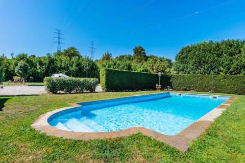 Bazén v ubytování Spacious villa with private pool in Penafiel nebo v jeho okolí