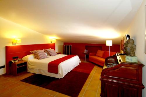 Ein Bett oder Betten in einem Zimmer der Unterkunft 10 bedrooms villa with private pool jacuzzi and enclosed garden at Sant Gregori