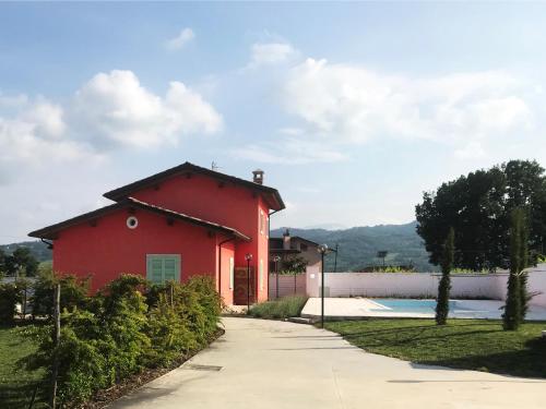 a red house on the side of a driveway at Relais Gregorio in Paternopoli