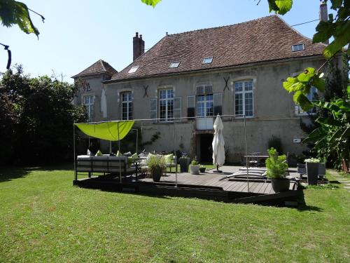 una casa con un paraguas amarillo delante de ella en Les Petites Tuileries, en Bray-sur-Seine