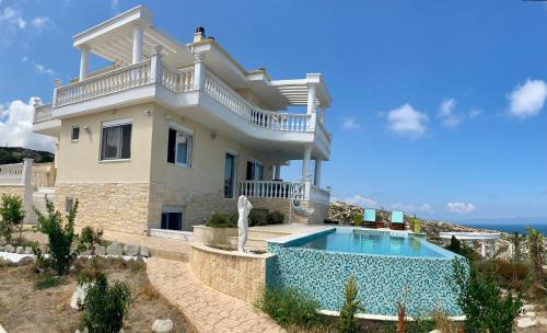 Bazén v ubytovaní Villa Ulyana Kriaritsi - Athos Sea View & Spa alebo v jeho blízkosti