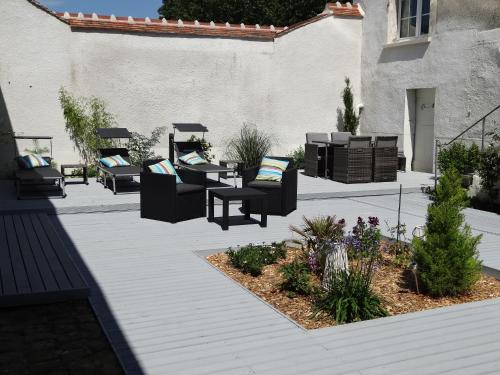 d'une terrasse meublée avec une table et des chaises. dans l'établissement Les Petites Tuileries, à Bray-sur-Seine