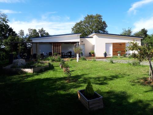 Taman di luar Chambres d'hôtes à Raveau