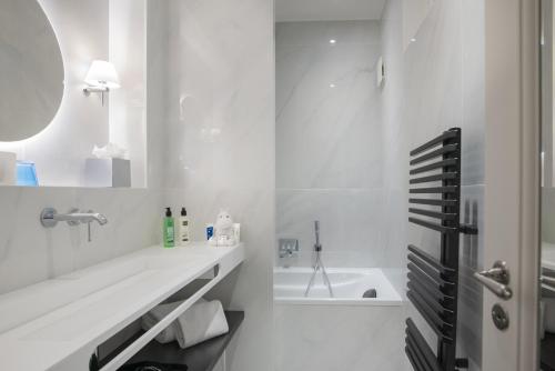 Een badkamer bij Hotel Cambon