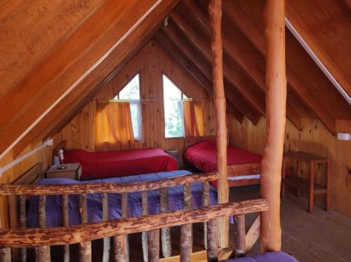 - 2 lits dans le grenier d'une cabane en rondins dans l'établissement Agroturismo Santa Carolina, à Melipeuco