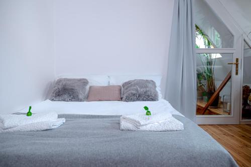 a bedroom with a large bed with two towels at Piastowska in Polanica-Zdrój
