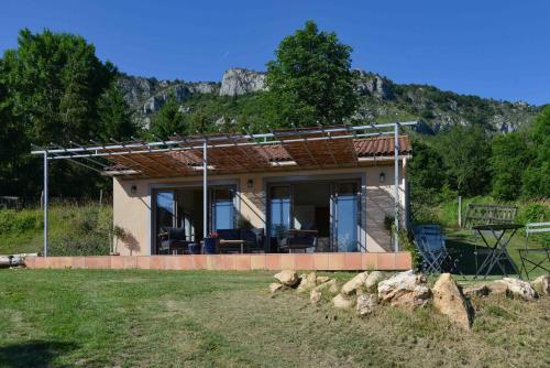 Luxury countryside cottage with mountain views