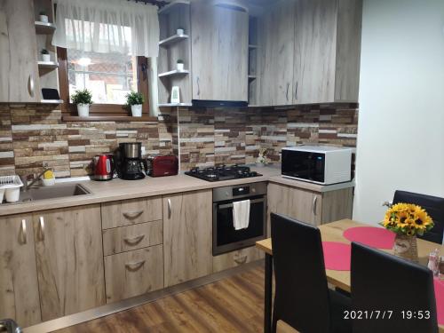 Кухня или мини-кухня в Cozy House Sinaia
