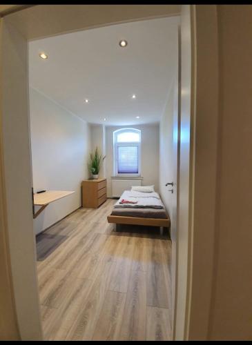1 dormitorio con 1 cama en el centro de una habitación en Zimmervermietung LanNik, en Hildesheim