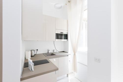 Kuchyňa alebo kuchynka v ubytovaní MagnoliaApartments - 18A Visconti Duomo