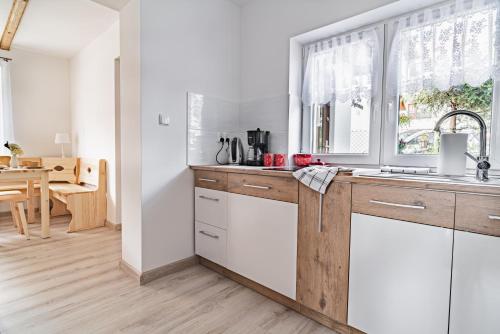 Kuchyňa alebo kuchynka v ubytovaní Apartament Dwie Doliny