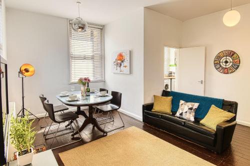 Atpūtas zona naktsmītnē 2 Bedroom Apartment in Bath city centre with Garden & Free Parking