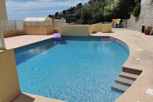 une piscine au sommet d'un immeuble dans l'établissement Studio climatisé - belle vue mer-piscine, à Beausoleil