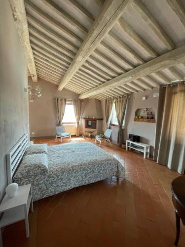 a large bedroom with a large bed in a room at Poggio ai Gelsi in Pienza