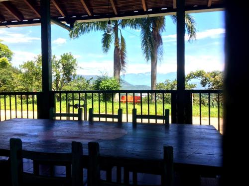 een tafel en stoelen in een veranda met uitzicht bij La Hacienda in San Gil