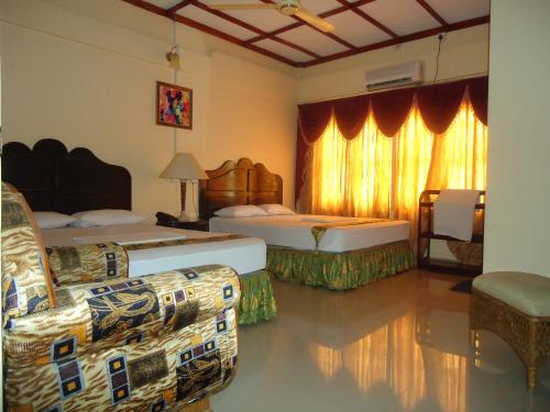 En eller flere senge i et værelse på Green Grass Hotel & Restaurant