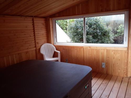 une pièce avec une table, une chaise et une fenêtre dans l'établissement Maison charmante à Aix-en-Provence avec piscine privée, à Aix-en-Provence