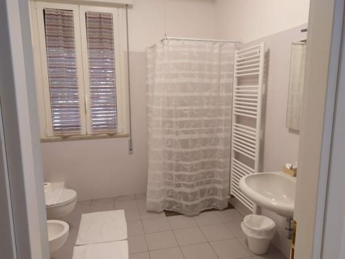 ein Bad mit einem WC, einem Waschbecken und einer Dusche in der Unterkunft IL DUOMO in Cesena