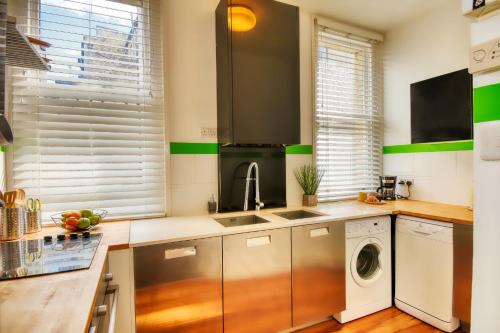 Virtuve vai virtuves zona naktsmītnē 2 Bedroom Apartment in Bath city centre with Garden & Free Parking