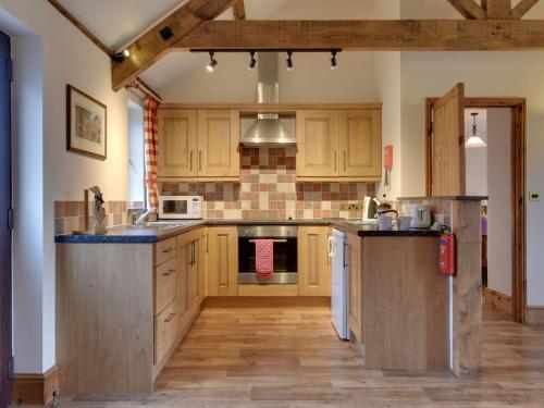 Kuchyň nebo kuchyňský kout v ubytování Woodpecker Cottage