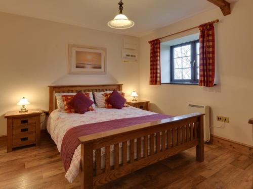 Säng eller sängar i ett rum på Woodpecker Cottage