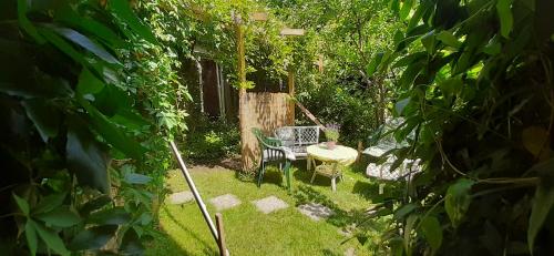 Um jardim em Fassbinder Klause mit Mini-Terrasse