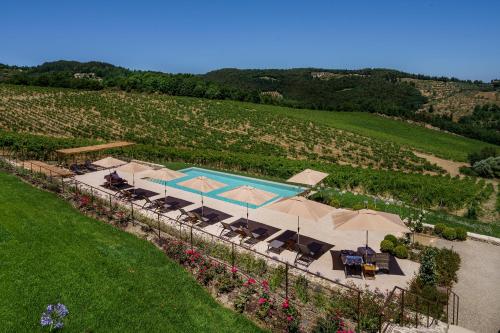 The swimming pool at or close to La Pietra Del Cabreo