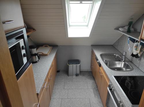 Rhede的住宿－Angelika Ferienwohnung，一个带水槽和窗户的小厨房
