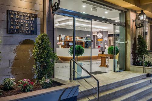 een winkel voor een winkel met een glazen deur bij Arion Hotel in Corfu-stad