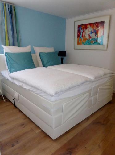 a large white bed in a room at Villa Witte Lelie in Mechelen