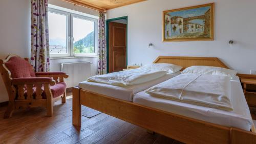 Un pat sau paturi într-o cameră la Hotel Landhaus Ausswinkl