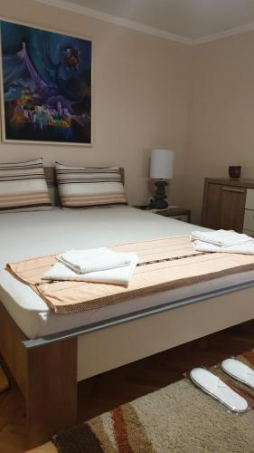 ein großes Bett mit zwei Kissen darüber in der Unterkunft Milović apartmani in Igalo