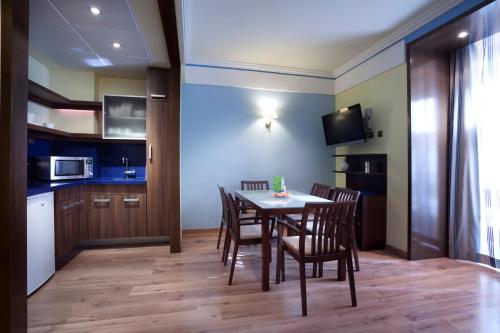 Kuchyň nebo kuchyňský kout v ubytování Suites Gran Vía 44
