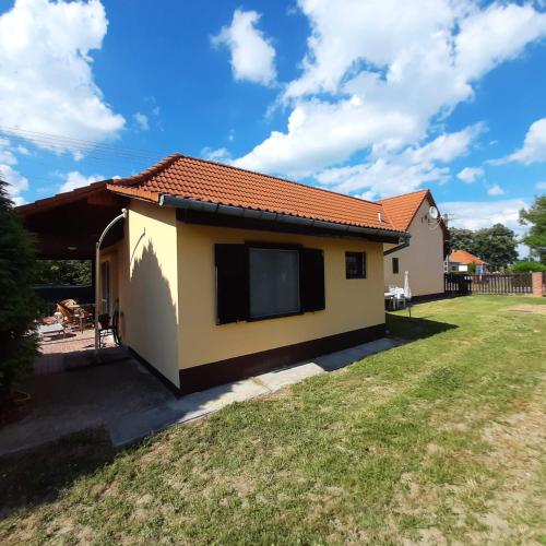 mały dom z telewizorem na podwórku w obiekcie Tulman Villa w mieście Balatonberény