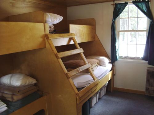 HI Mosquito Creek - Hostel emeletes ágyai egy szobában