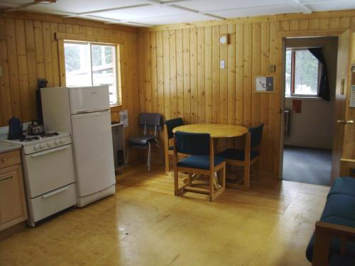 HI Mosquito Creek - Wilderness Hostelにあるキッチンまたは簡易キッチン