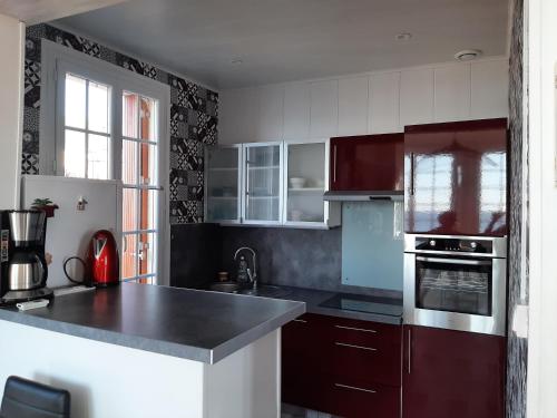 A kitchen or kitchenette at Au gré des marées, appartement face à la mer, classé 3 étoiles