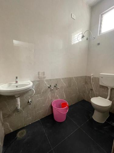 Ett badrum på Newly opened - Sikhara Stays