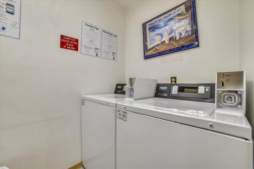 Η κουζίνα ή μικρή κουζίνα στο Cedar Lodge 309