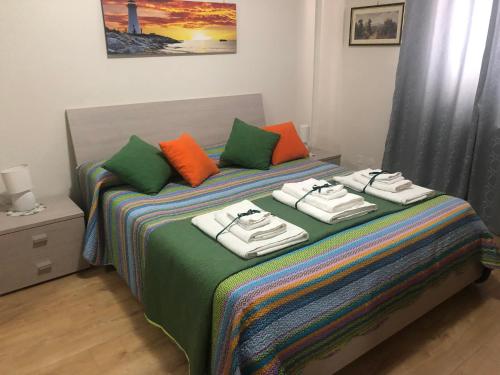 A bed or beds in a room at Ashur apartments