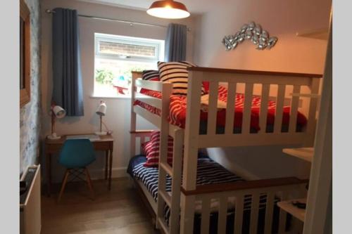 Tempat tidur susun dalam kamar di Stylish holiday let in central Broadstairs