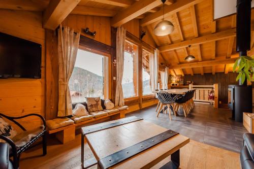 un salon avec un canapé et une table dans l'établissement Chalet ''la grange à Henry'' jusqu'à 8 personnes, à Ventron